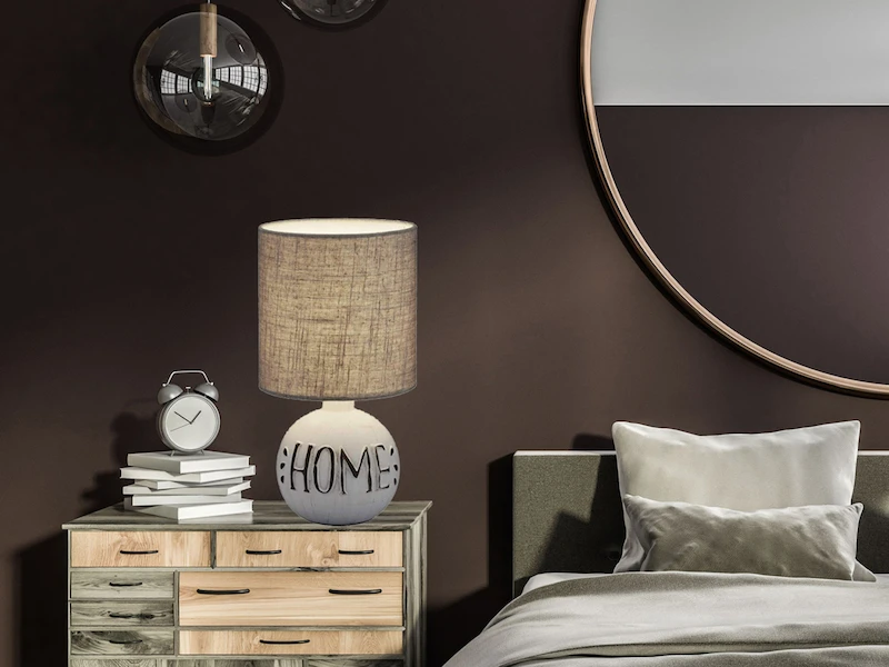 Reality Leuchten Tischleuchte ESNA Keramik-Sockel Mit Dem Schriftzug HOME Stoffschirm In Braun 1 Reality Leuchten Tischleuchte ESNA Keramik-Sockel Mit Dem Schriftzug HOME Stoffschirm In Braun
