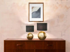 Fischer & Honsel Tischleuchte FORO, Keramikfuß Bronze Antik & Stoffschirm Schwarz Gold, 53cm Groß -Globo Store tischleuchte foro keramikfuss bronze antik stoffsc 5