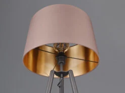 Reality Leuchten Tripod Stehleuchte COLETTE Mit Stoffschirm In Taupe/Gold & Ablagetisch, H 152cm -Globo Store tripod stehleuchte colette mit stoffschirm in taup 6